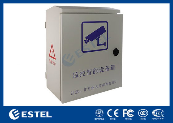Boîte de surveillance SMART à l'extérieur à l'épreuve du soleil et de la pluie montée sur un poteau avec communication RS485