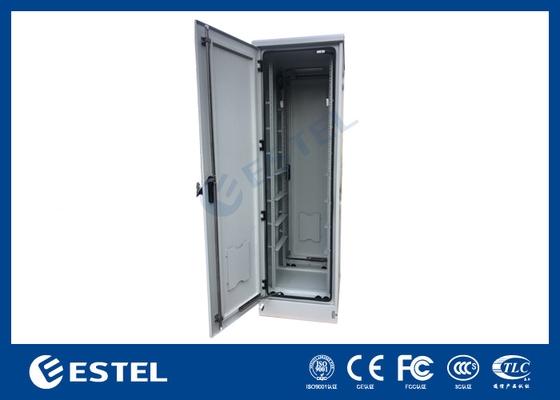 ET6585217-EQ Entrepôt de télécommunications extérieur avec une porte avant et une porte arrière