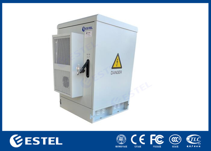 Une porte d'entrée IP55 armoire extérieure avec 16U refroidissement de l'espace utilisateur avec climatiseur