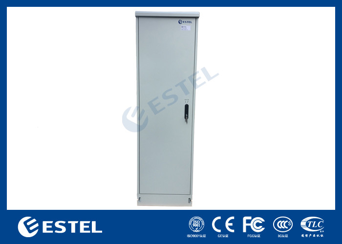 ET6585217-EQ Entrepôt de télécommunications extérieur avec une porte avant et une porte arrière